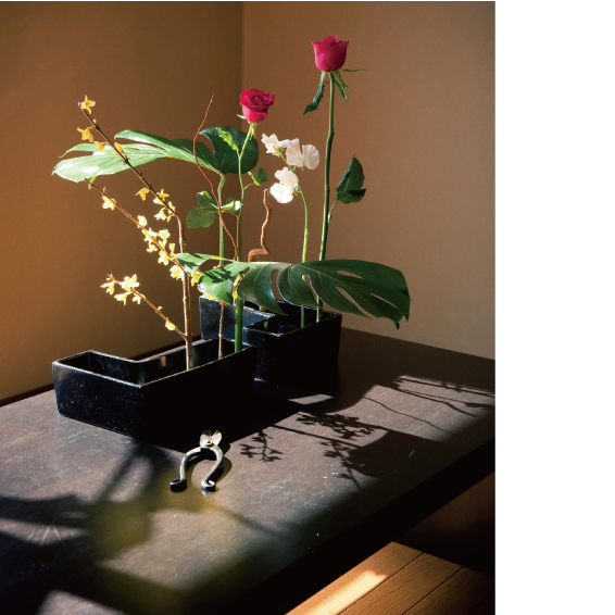 室内空間の中の花をテーマ作品４｜草月竜師範取得『三宅倩』称号